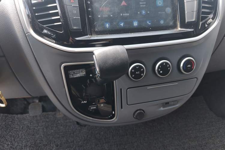 Used SAIC MAXUS Xintu V80 2021 2.0T AMT Classic Aoyuntong Short Wheelbase Mid-Roof 5/6-Seater
