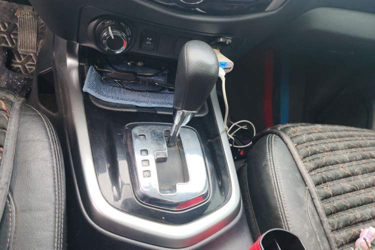 Used Nissan Terra 2018 2.5L Automatic 4x4 Luxury Edition Gear Lever