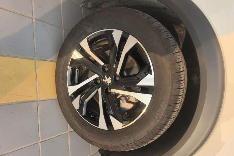 Used Peugeot 2008 2022 230THP THE ONE Left Front Wheel Hub