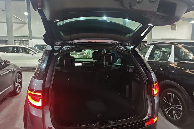 Used Land Rover Discovery Sport 2020 249 PS R-Dynamic Performance Edition Trunk