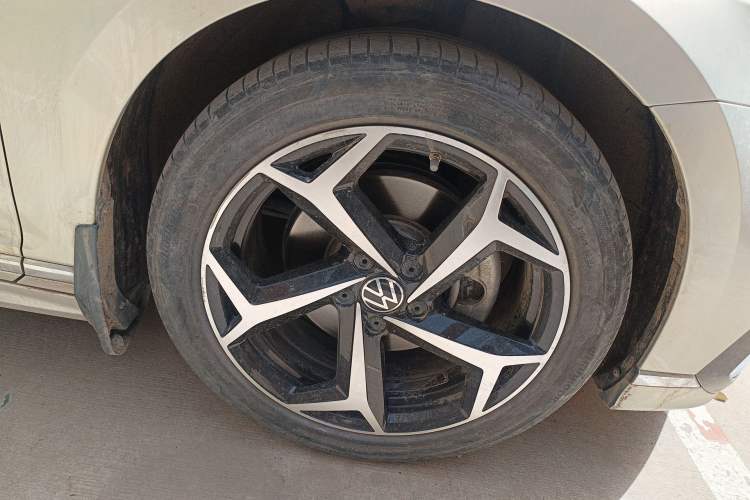 Used Volkswagen Magotan 2023 2 Million Units Commemorative Edition 330TSI DSG Luxury Version Right Front Wheel Hub