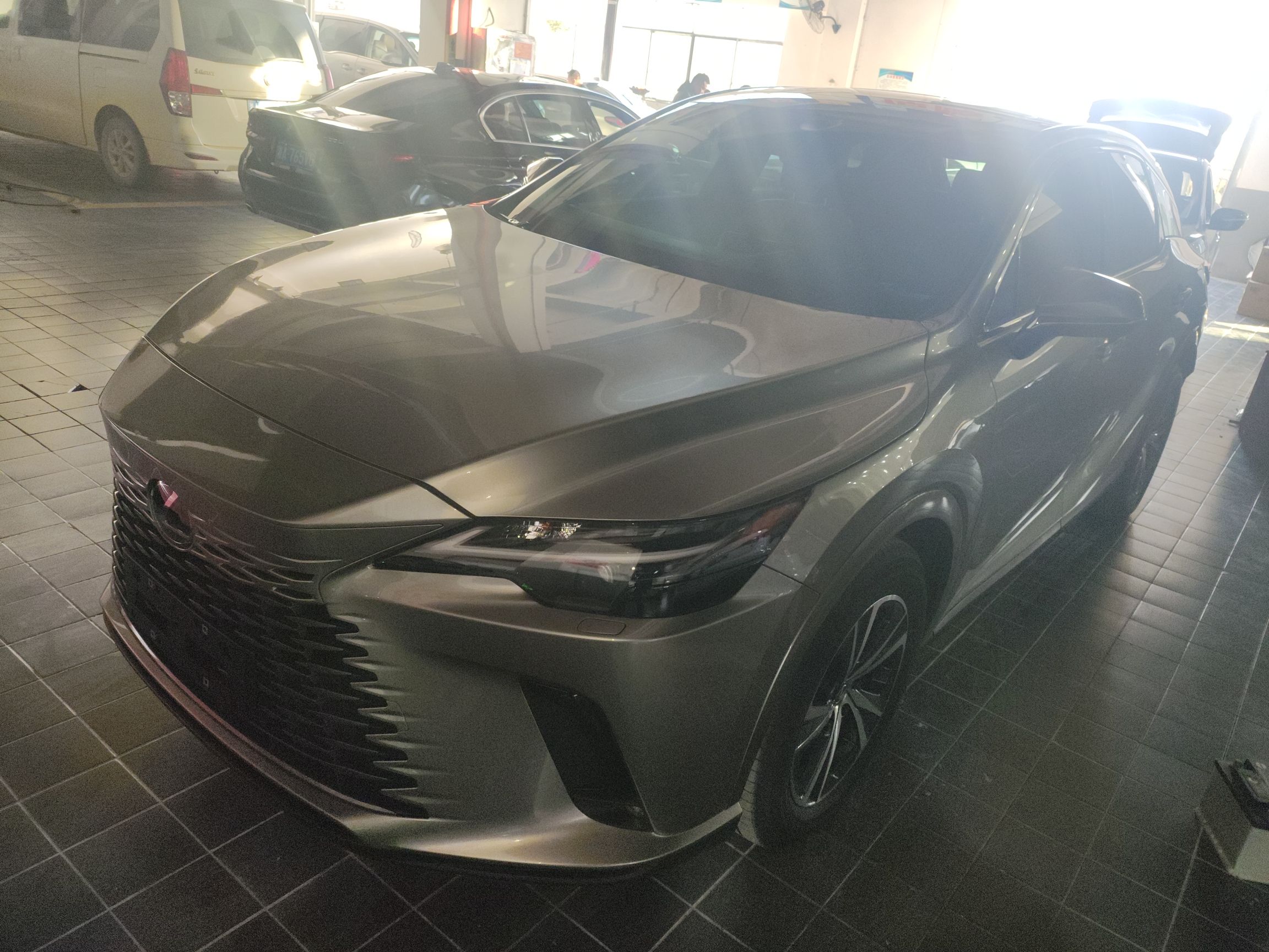 تحت مقدمة السيارة