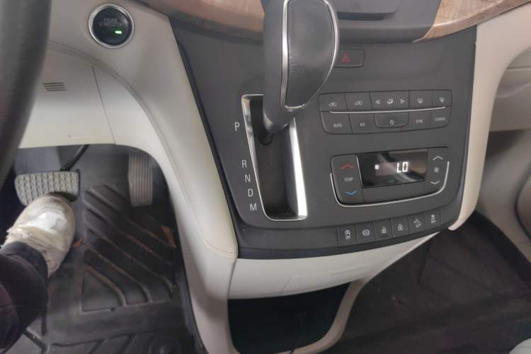 Used Buick GL8 2017 ES 28T Comfort Model China V Standard Gear Lever