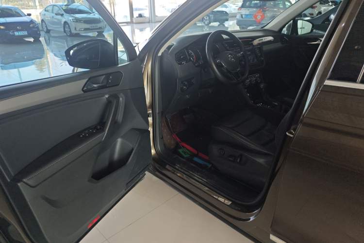 Used Volkswagen Tiguan L 2017 330TSI Automatic Two-Wheel Drive Luxury Edition
