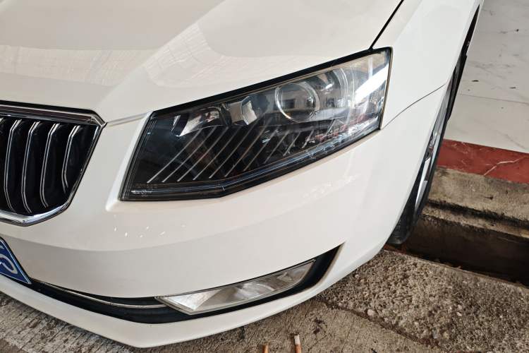 Used Skoda Octavia 2016 1.6L Automatic Smart Drive Edition Left Front Headlight