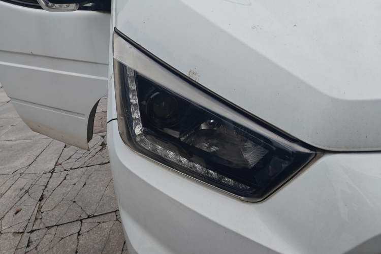 Used JMC Transit 2019 2.8T Commercial Version Long Wheelbase Mid-Roof 6-Seater Rear Single Tire China VI Emission Standard – JX493 Right Front Headlight