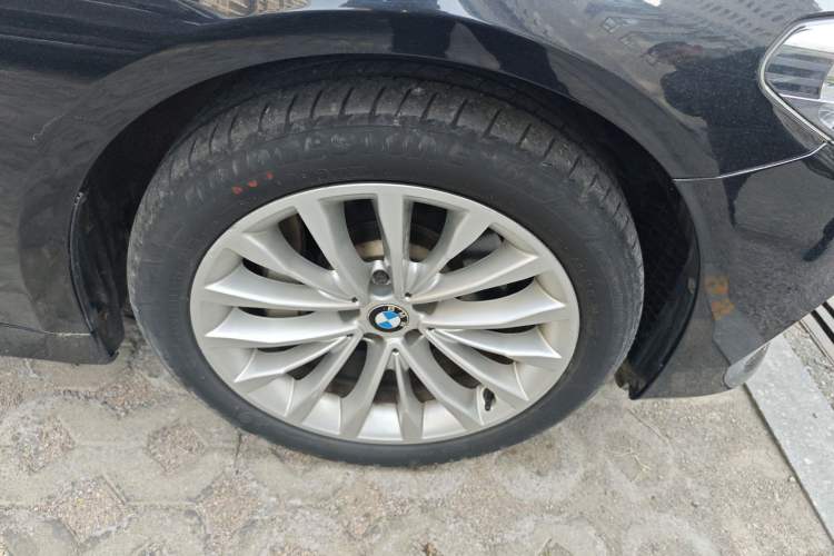 Used BMW 5 Series 2019 530Li Leading Model Luxury Package Right Front Wheel Hub