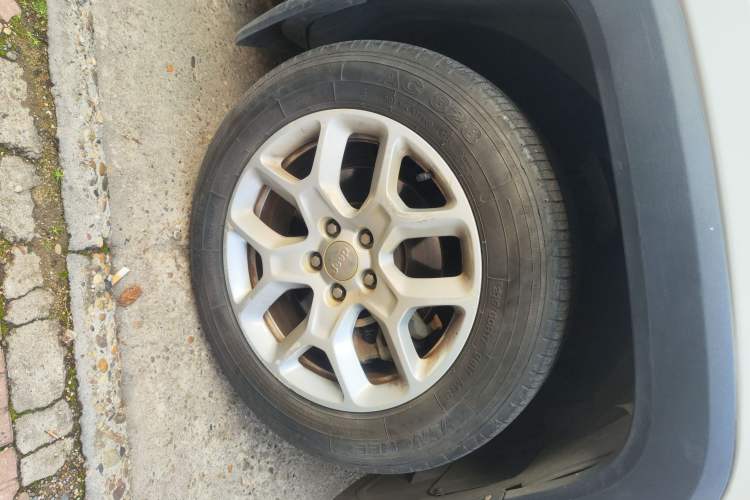 Used Jeep Renegade 2017 180T Automatic High-Energy Version Right Front Wheel Hub