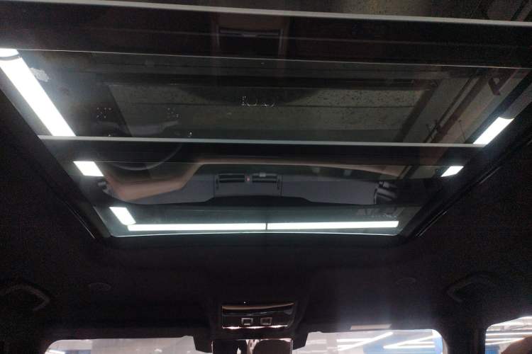 Used Land Rover Defender 2025 110 3.0T P400 Dark Edition Headliner