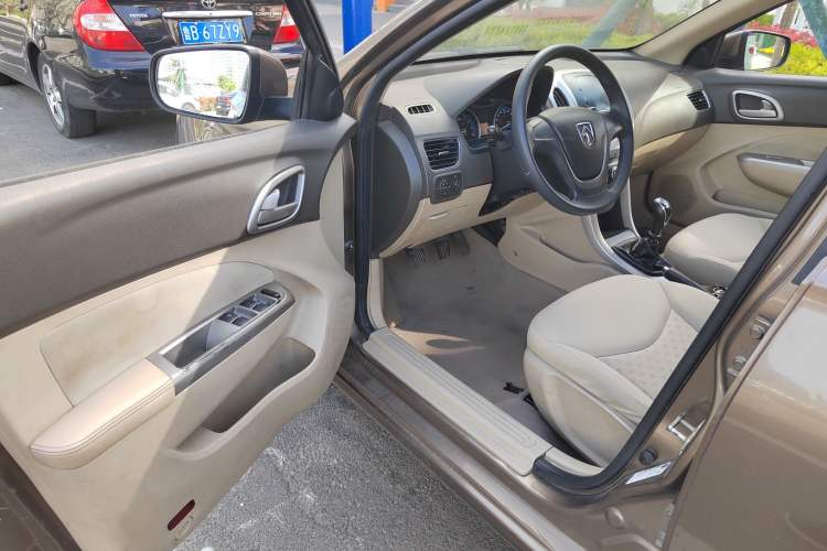 Used Baojun 630 2014 1.5L manual standard version
