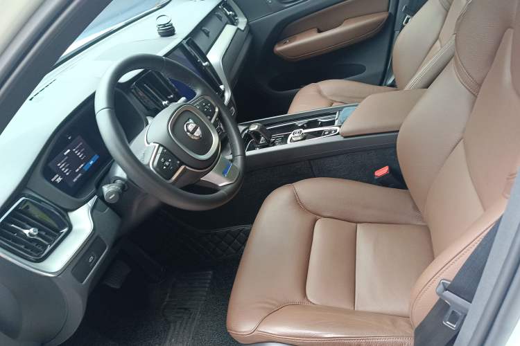 Used Volvo XC60 2023 B5 4x4 Smart Luxury Edition
