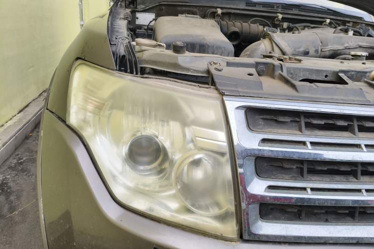 Used Mitsubishi Pajero 2010 3.0L Automatic Luxury Edition Right Front Headlight