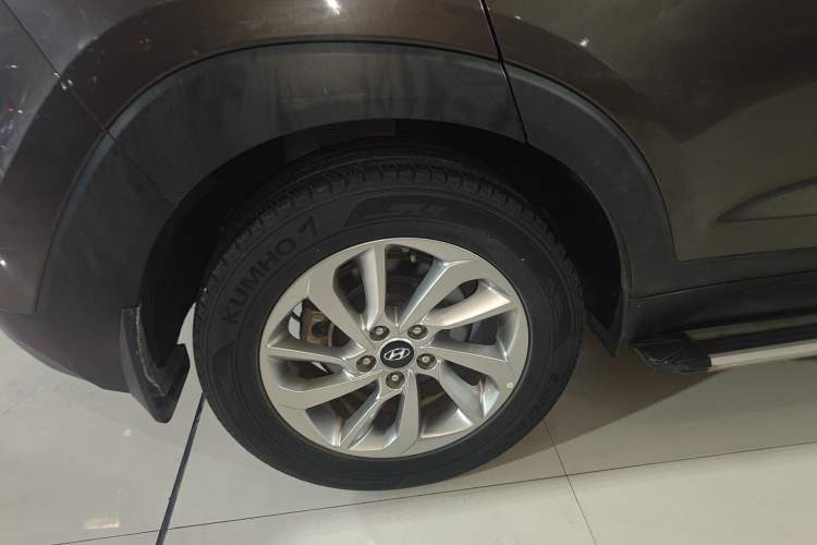 Used Hyundai Tucson 2018 1.6T Dual-Clutch Two-Wheel Drive 15th Anniversary Special Edition Right Rear Wheel Hub
