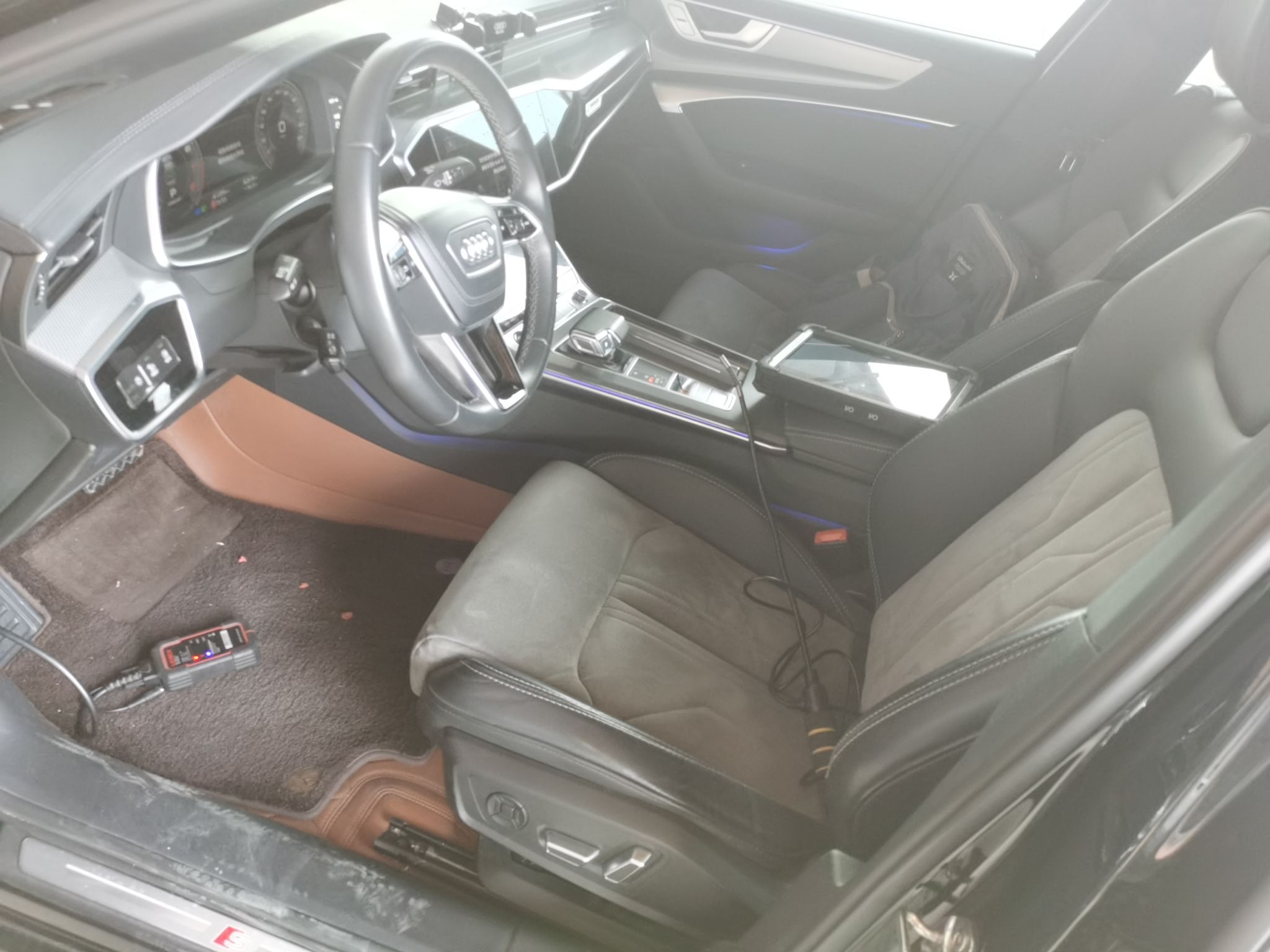 المقاعد الأمامية داخل السيارة