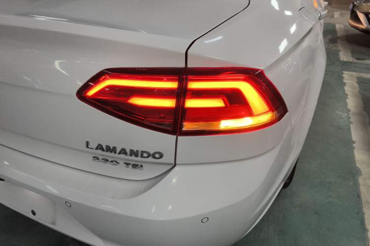 Used Volkswagen Lamando 2015 230TSI DSG Fashion Edition
