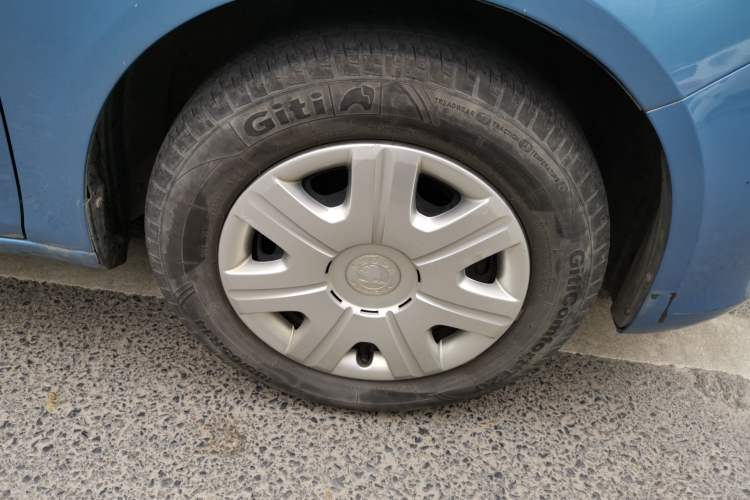 Used Skoda Fabia 2012 1.4L Manual Crystal Edition Right Front Wheel Hub