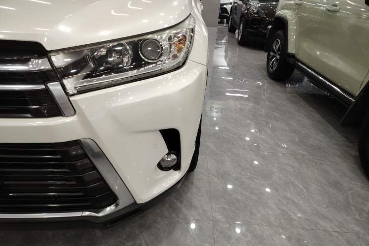Used Toyota Highlander 2018 2.0T Four-Wheel Drive Prestige Version 7 Seats China V Emission Standard Left Front Headlight