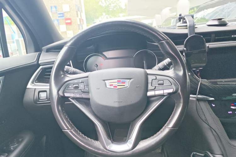 Used Cadillac XT6 2021 2.0T 6-Seater Two-Wheel Drive Luxury Version Steering Wheel