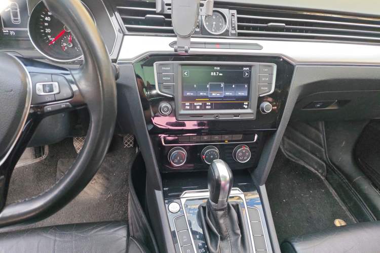 Used Volkswagen Magotan 2017 280TSI DSG Leading Edition Audio And AC Panel