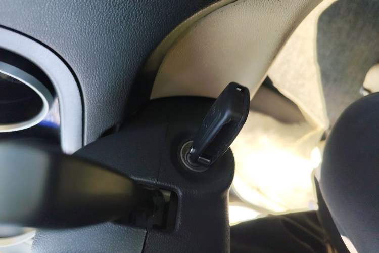 Used CHANGAN KAICHENG Ruixing EM80 2022 Flat Roof with Liftgate 2 Seats 60kW 41.86kWh Vehicle Key