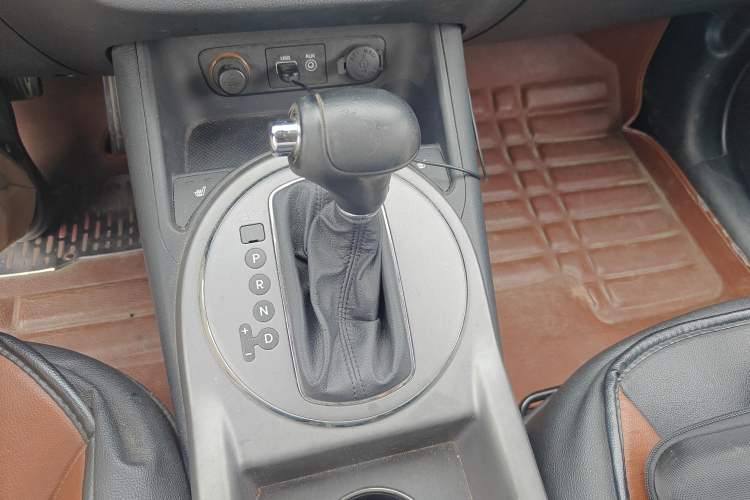 Used Kia Sportage R 2015 2.0L Automatic Two-Wheel Drive DLX Model Gear Lever