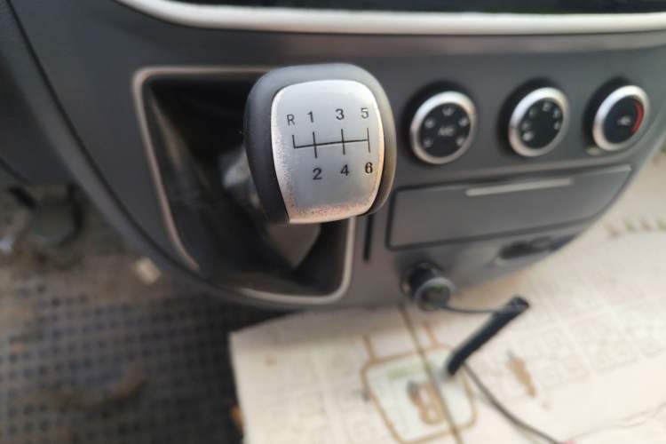 Used SAIC MAXUS Xintu V80 2021 2.0T Manual Classic City Delivery King Long Wheelbase High Roof 3 Seats
