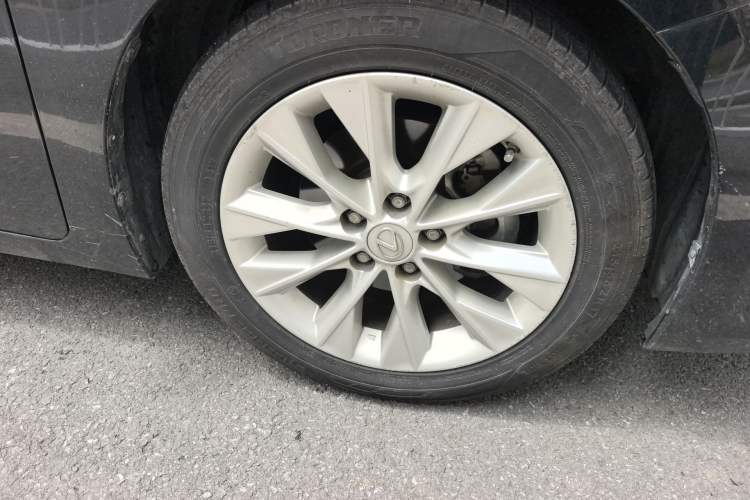 Used Lexus ES 2014 300h Elite Edition Right Front Wheel Hub