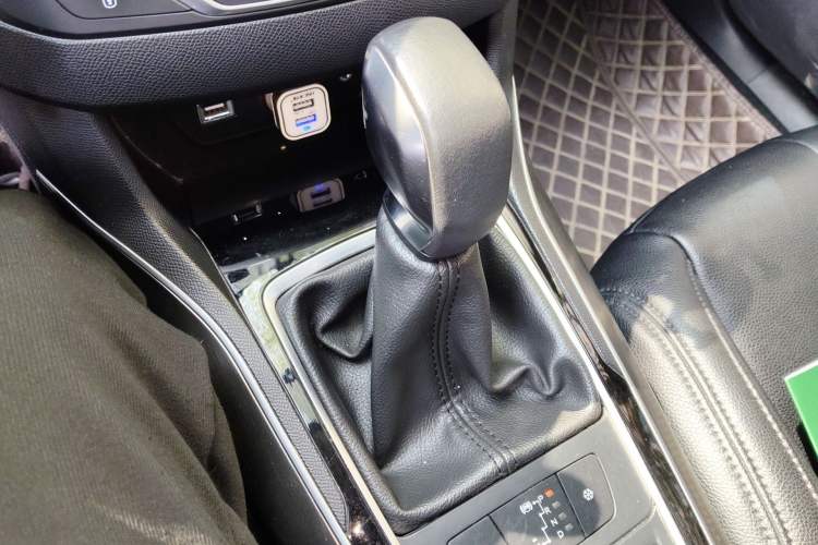 Used Peugeot 408 2014 1.8L Automatic Luxury Edition Gear Lever