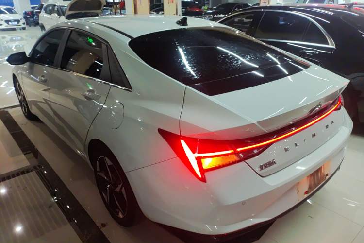 Used Hyundai Elantra 2021 1.5L CVT LUX Prestige Edition Rear Left 45 Deg