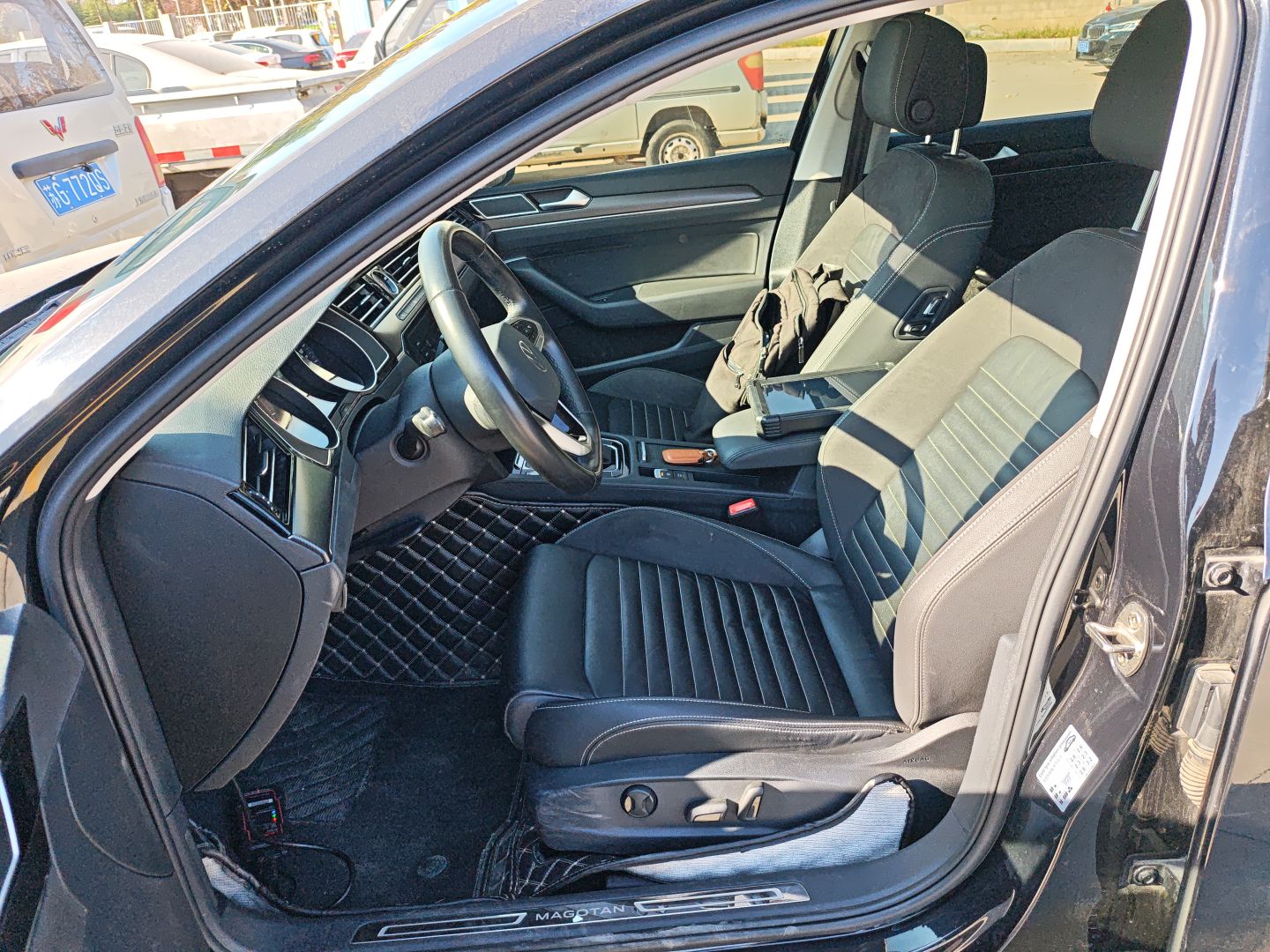 Переднее сиденье в автомобиле