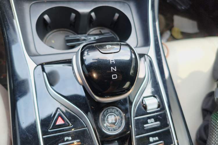 Used BYD Qin PLUS 2024 HONOR Edition DM-i 120KM Leading Model Gear Lever