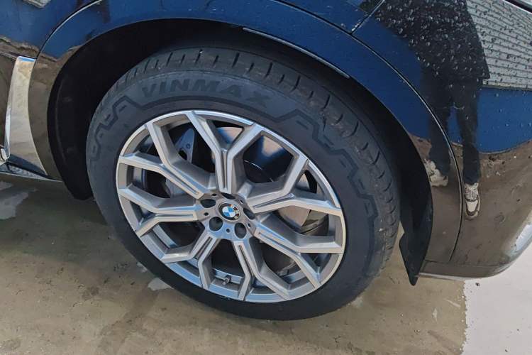 Used BMW X7 2022 xDrive40i Luxury Package with Leading Features Right Front Wheel Hub