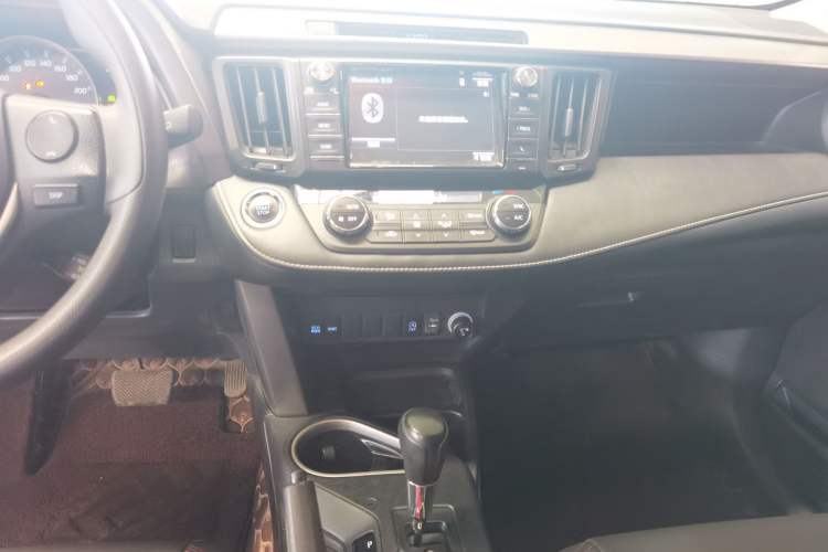 Used Toyota RAV4 2016 2.0L CVT Two-Wheel Drive Fashion Edition China V Standard Audio And AC Panel