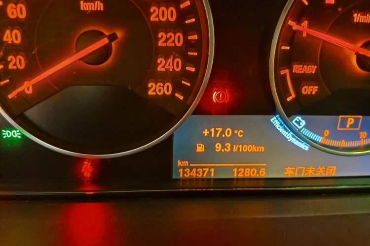 Used BMW 3 Series 2018 320Li Fashion Model Odometer Close Up