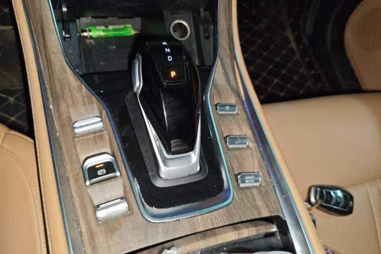 Used Landian E5 2023 1.5L DE-i 100KM Comfort Edition 7-Seater Gear Lever