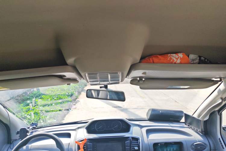 Used SAIC MAXUS Xintu V80 2019 2.5T Classic Model 6-Speed Manual Aotong Long Wheelbase Mid-Height 7-Seater
