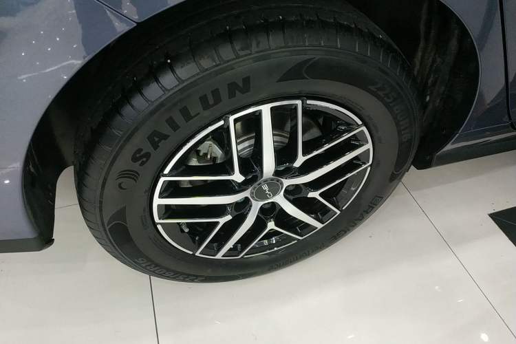 Used BYD Seal 05 DM-i 2025 DM-i Intelligent Drive 120KM Flagship Model Right Rear Wheel Hub