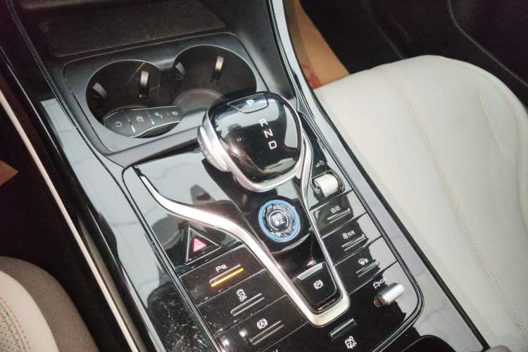 Used BYD Qin PLUS 2024 HONOR Edition DM-i 55KM Leading Model Gear Lever
