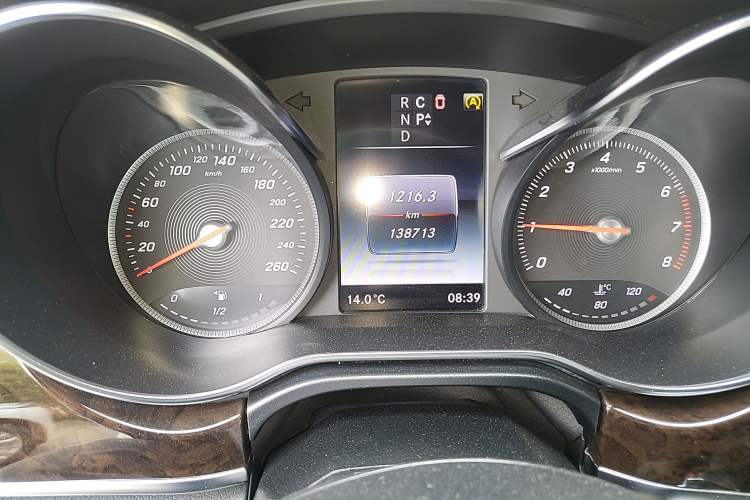 Used Mercedes-Benz V-Class 2018 V 260 L Prestige Extended Version China VI Odometer Close Up