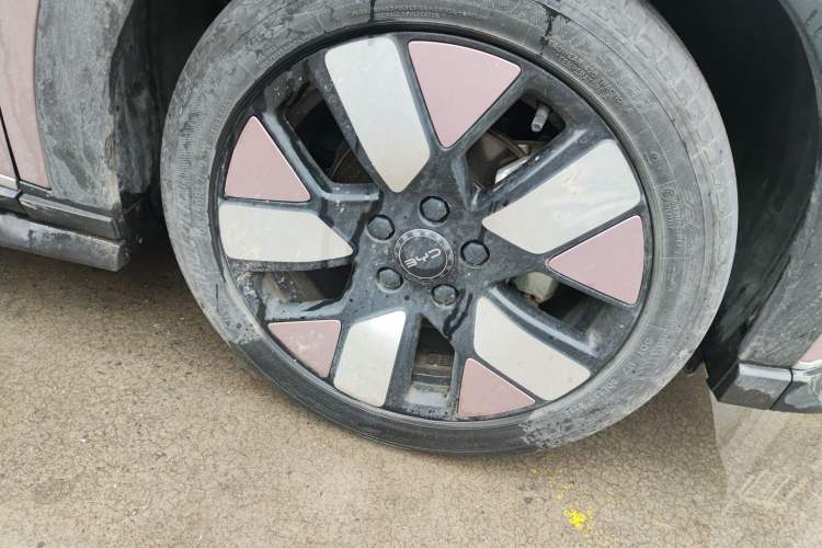 Used BYD Dolphin 2024 Honor Edition 401km Knight Edition Right Front Wheel Hub