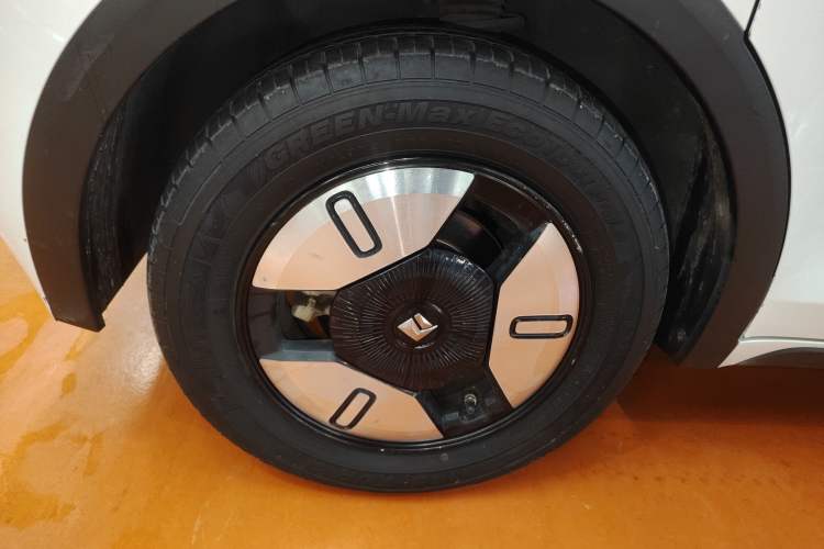 Used Baojun E300 2020 Starry Intelligence Edition Right Rear Wheel Hub
