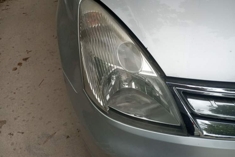 Used Nissan Livina 2010 Jingyue Edition 1.6L Manual All-Around Model