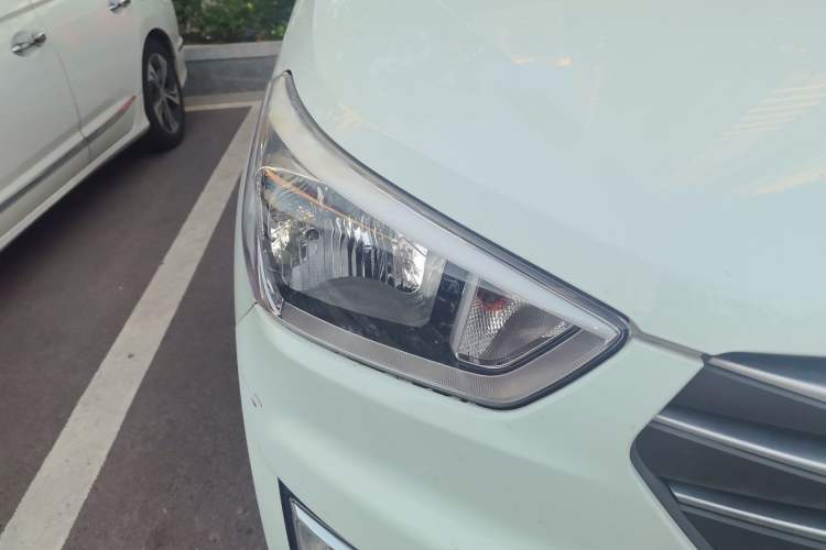 Used Hyundai ix25 2015 1.6L Automatic Two-Wheel Drive Smart GLS Trim Right Front Headlight