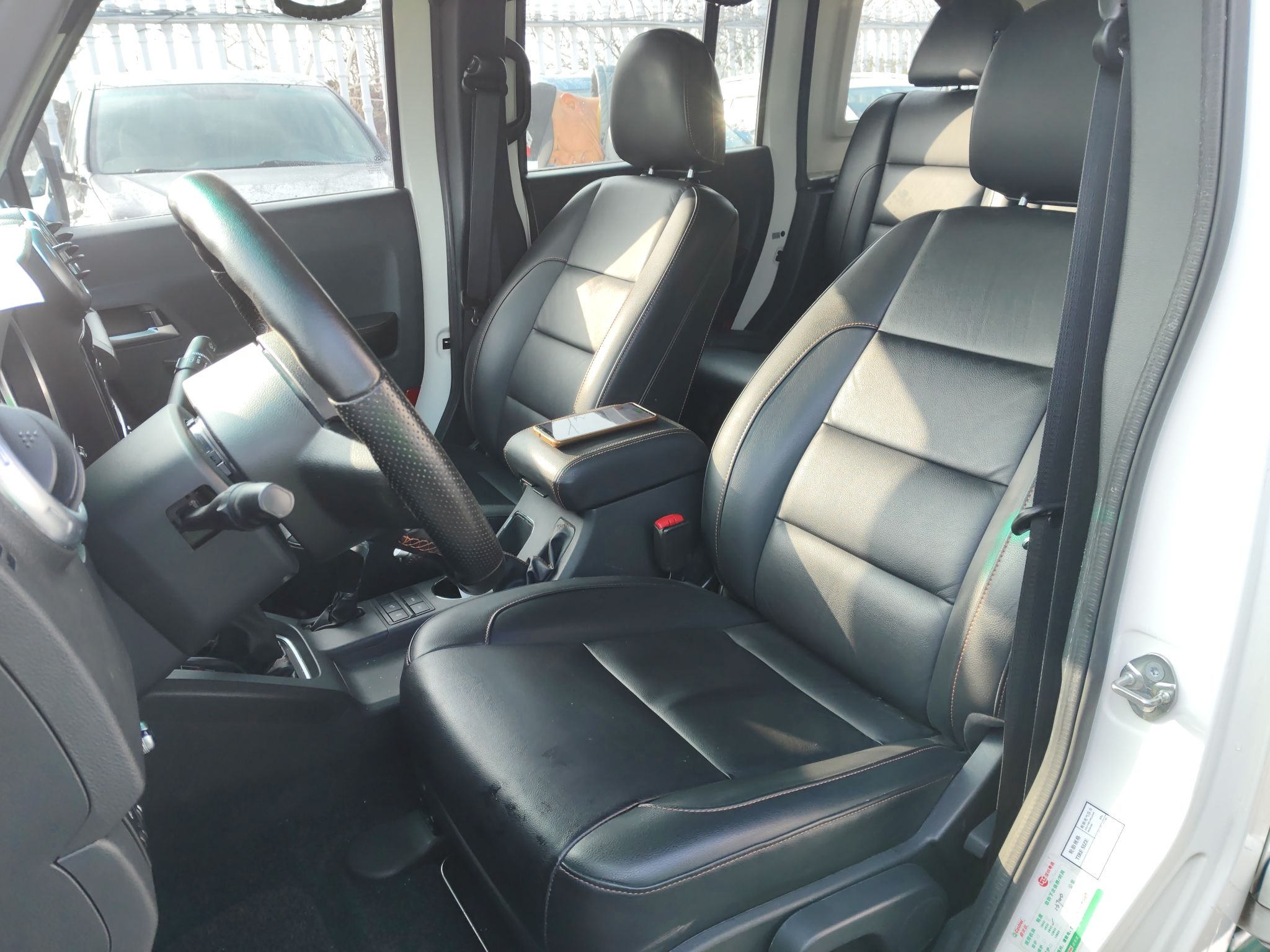 المقاعد الأمامية داخل السيارة