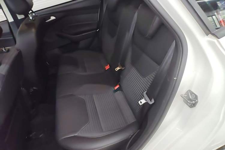 Used Ford Focus 2015 Hatchback 1.6L Manual Fashion Edition

