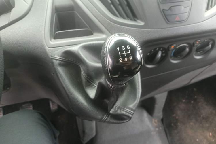 Used Ford Transit 2020 2.0T Diesel Multi-Function Commercial Vehicle Mid-Chassis Low-Roof Design with Dual Rear Doors Meeting China VI Emission Standards Gear Lever