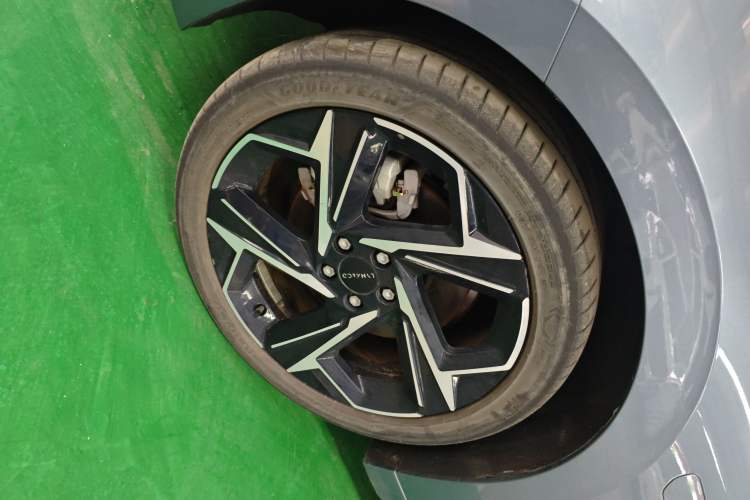 Used Lynk & Co 07 2024 EM-P 126 Long-Range Halo Exterior 4