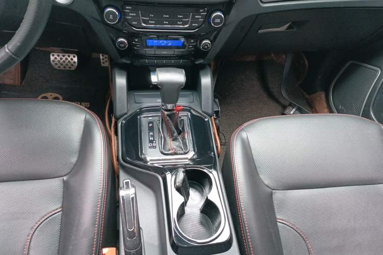 Used Geely Auto GX7 2015 Sports Edition 2.0L Automatic Luxury Upgrade Version China V Standard