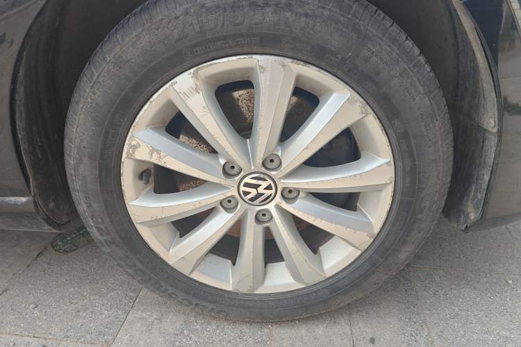 Used Volkswagen Magotan 2013 1.8TSI Premier Model Right Front Wheel Hub