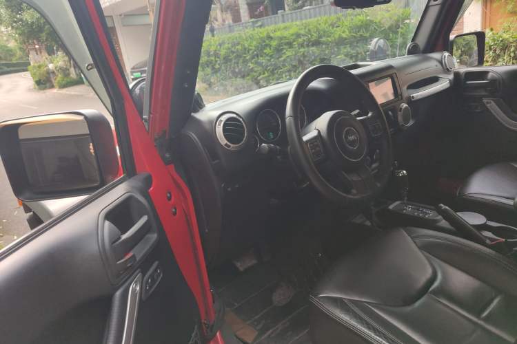 Used Jeep Wrangler 2013 3.6L Rubicon four-door model Driver Seat